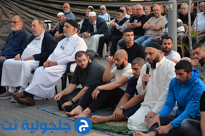 اهالي جلجولية يؤدون صلاة عيد الاضحى في ساحة مسجد الروضة في جلجولية 